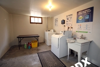 Spacious and Bright 1 Bedroom Unit in Hot SE Division Neighborhood!