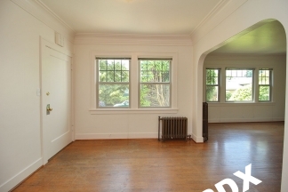 Spacious and Bright 1 Bedroom Unit in Hot SE Division Neighborhood!