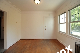 Spacious and Bright 1 Bedroom Unit in Hot SE Division Neighborhood!