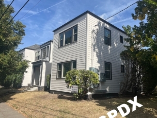 Spacious and Bright 1 Bedroom Unit in Hot SE Division Neighborhood!