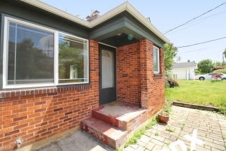 Spacious & Remodeled 2 Bed/1 Duplex Apartment with Mid-Century Flair