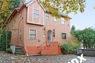 1 Bedroom Apt With Amazing Views in Historic West Hills Building