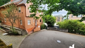 1 Bedroom Apt With Amazing Views in Historic West Hills Building