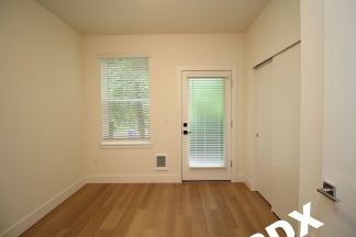 Ground Floor Contemporary 1 Bedroom Apartment - SW Portland