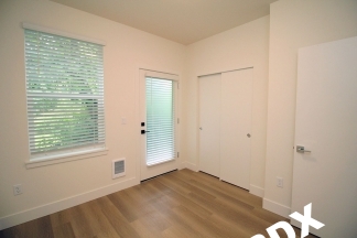 Ground Floor Contemporary 1 Bedroom Apartment - SW Portland
