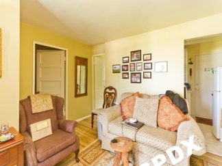 Charming 1 Bedroom Apartment w/Hardwoods in Cully Neighborhood