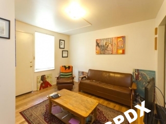 Charming 1 Bedroom Apartment w/Hardwoods in Cully Neighborhood