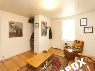 Charming 1 Bedroom Apartment w/Hardwoods in Cully Neighborhood