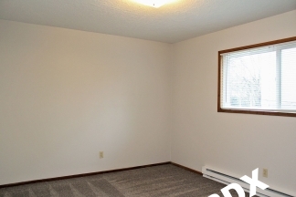 Lovely Irvington Mid-Century 2 Bedroom Courtyard Apartment w/Tons of Living Space