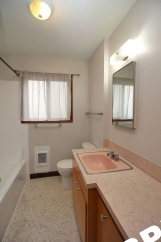 Lovely Irvington Mid-Century 2 Bedroom Courtyard Apartment w/Tons of Living Space