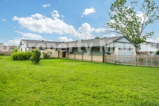 Charming 4-Bedroom Home with Spacious Yard in Rogers