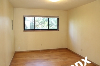 Lovely 1 Bedroom Apartment with Fireplace in Ideal NW PDX Location