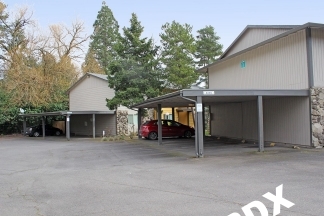 Ground Floor Spacious 2 Bedroom 1 Bath in Raleigh Hills Apartment Community