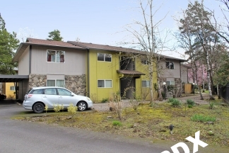 Ground Floor Spacious 2 Bedroom 1 Bath in Raleigh Hills Apartment Community