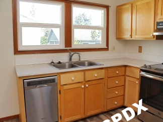 Adorable 3+ Bedroom Roseway/Rose City Park Bungalow!