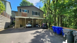 Fabulous & Freshly Updated 2 Bedroom + bonus room with Parking  – Blocks to OHSU!