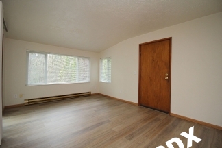 Fabulous & Freshly Updated 2 Bedroom + bonus room with Parking  – Blocks to OHSU!