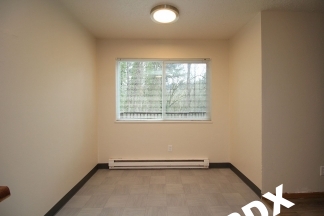 Fabulous & Freshly Updated 2 Bedroom + bonus room with Parking  – Blocks to OHSU!