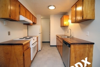 Fabulous & Freshly Updated 2 Bedroom + bonus room with Parking  – Blocks to OHSU!
