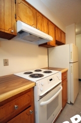 Fabulous & Freshly Updated 2 Bedroom + bonus room with Parking  – Blocks to OHSU!