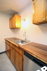 Fabulous & Freshly Updated 2 Bedroom + bonus room with Parking  – Blocks to OHSU!