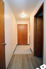Fabulous & Freshly Updated 2 Bedroom + bonus room with Parking  – Blocks to OHSU!