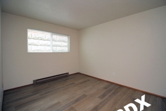 Fabulous & Freshly Updated 2 Bedroom + bonus room with Parking  – Blocks to OHSU!
