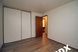 Fabulous & Freshly Updated 2 Bedroom + bonus room with Parking  – Blocks to OHSU!
