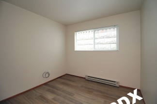 Fabulous & Freshly Updated 2 Bedroom + bonus room with Parking  – Blocks to OHSU!