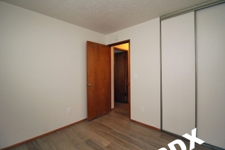 Fabulous & Freshly Updated 2 Bedroom + bonus room with Parking  – Blocks to OHSU!