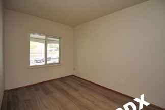 Fabulous & Freshly Updated 2 Bedroom + bonus room with Parking  – Blocks to OHSU!