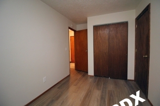 Fabulous & Freshly Updated 2 Bedroom + bonus room with Parking  – Blocks to OHSU!