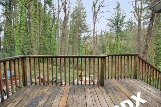 Fabulous & Freshly Updated 2 Bedroom + bonus room with Parking  – Blocks to OHSU!
