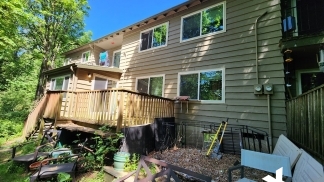 Fabulous & Freshly Updated 2 Bedroom + bonus room with Parking  – Blocks to OHSU!