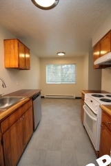 Fabulous & Freshly Updated 2 Bedroom + bonus room with Parking  – Blocks to OHSU!