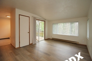 Fabulous & Freshly Updated 2 Bedroom + bonus room with Parking  – Blocks to OHSU!