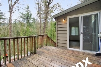Fabulous & Freshly Updated 2 Bedroom + bonus room with Parking  – Blocks to OHSU!