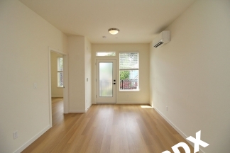*RENT SPECIAL* Sleek, Contemporary & Modern Living in the Heart of Sellwood!