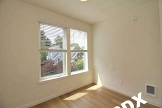 *RENT SPECIAL* Sleek, Contemporary & Modern Living in the Heart of Sellwood!