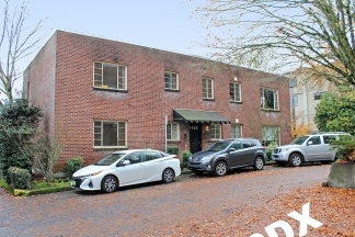 Vintage Gem in the heart of Goose Hollow! light-filled 1-Bedroom Ground Floor Apt .  Steps to NW 23rd shopping!