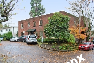 Vintage Gem in the heart of Goose Hollow! light-filled 1-Bedroom Ground Floor Apt .  Steps to NW 23rd shopping!
