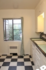 Vintage Gem in the heart of Goose Hollow! light-filled 1-Bedroom Ground Floor Apt .  Steps to NW 23rd shopping!