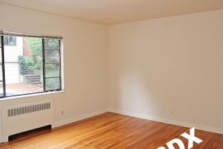 Vintage Gem in the heart of Goose Hollow! light-filled 1-Bedroom Ground Floor Apt .  Steps to NW 23rd shopping!