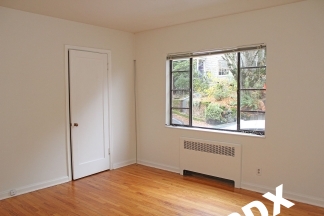 Vintage Gem in the heart of Goose Hollow! light-filled 1-Bedroom Ground Floor Apt .  Steps to NW 23rd shopping!