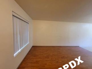 Conveniently Located 2 Bedroom Townhouse in SE Powellhurst/Gilbert