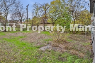2 bedroom, 1 bath duplex in University Park!