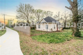 Gravette Gem: Remodeled 3-Bed, 2.5-Bath with Stunning Kitchen