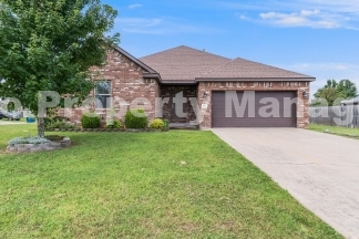 Comfortable Living in Pea Ridge: 3 Bed, 2 Bath Home