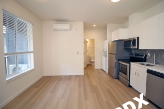 **RENT SPECIAL**Sleek, Contemporary & Modern Living in the Heart of Sellwood!