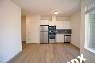 **RENT SPECIAL**Sleek, Contemporary & Modern Living in the Heart of Sellwood!